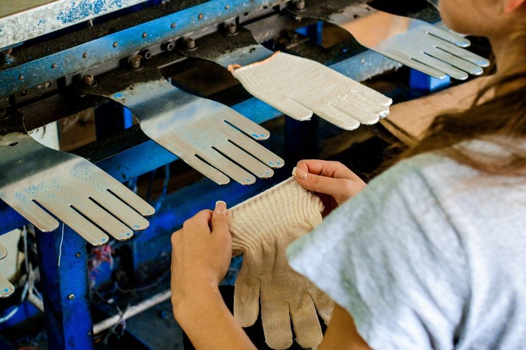 Купить производство перчаток. Перчаточный цех. Цех ПВХ перчаток. Станок для производства перчаток. Швейные станки для производства перчаток.