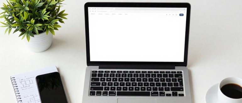 Рабочий стол с ноутбуком и телефоном для создания онлайн-сообщества