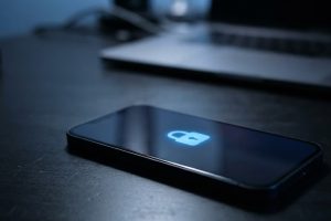 Смартфон с замком на экране как символ защиты аккаунта