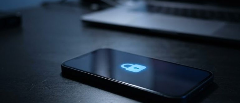Смартфон с замком на экране как символ защиты аккаунта