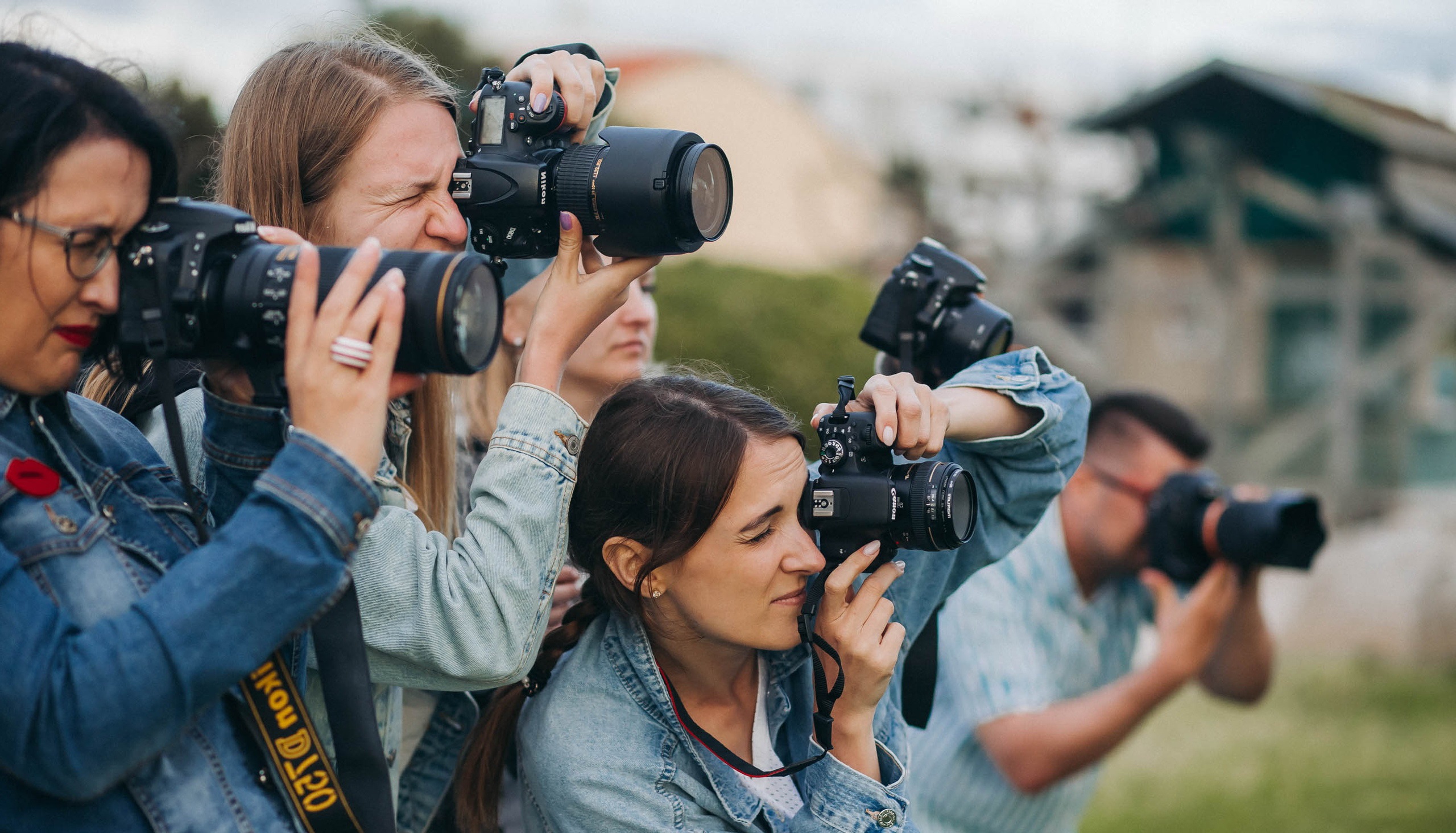 Рассмотрим программы лучших курсов обработки фотографий для начинающих фотографов и ретушеров, узнаем, где и как можно научиться основам художественной и классической ретуши