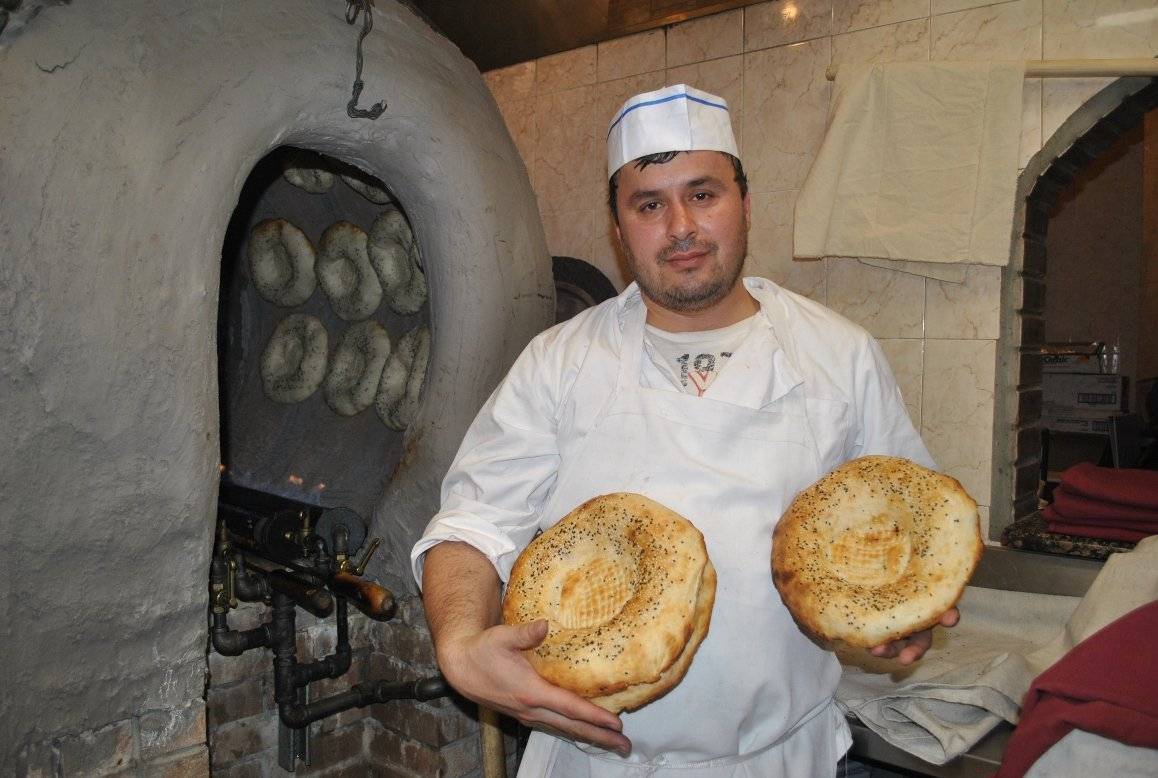Настоящий таджикский. Пекарь тандырщик. Пекарь тандырщик самса. Лепешка узбекская. Тандыр для лепешек.