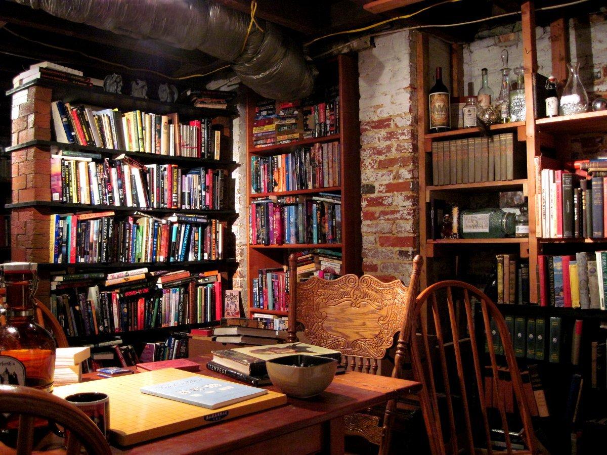 Магазин книг по истории. Уютный книжный магазинчик. Старинный книжный магазин. Уютный книжный магазин. Маленький уютный книжный магазин.
